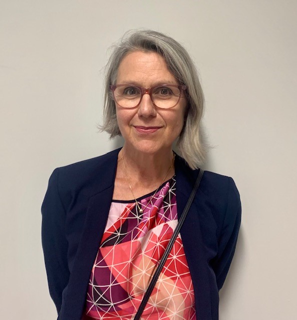 Portrait of Dr Kim McLennan